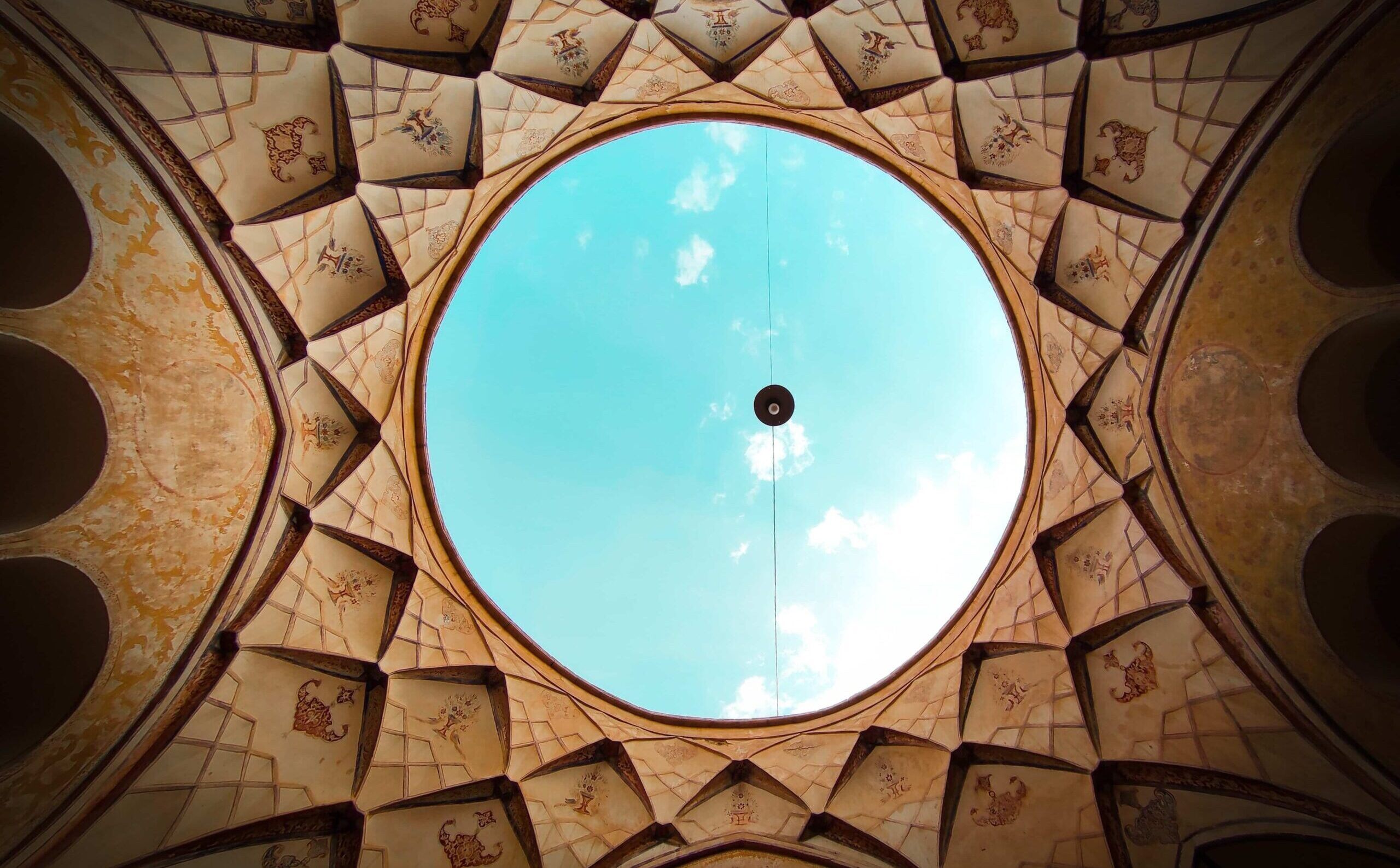 beautiful ceiling with circular opening to the blue sky